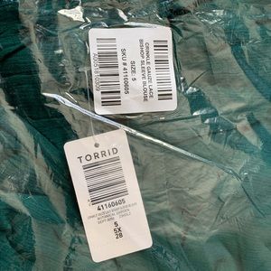 Torrid size 5 emerald green shirt with lace sleeves